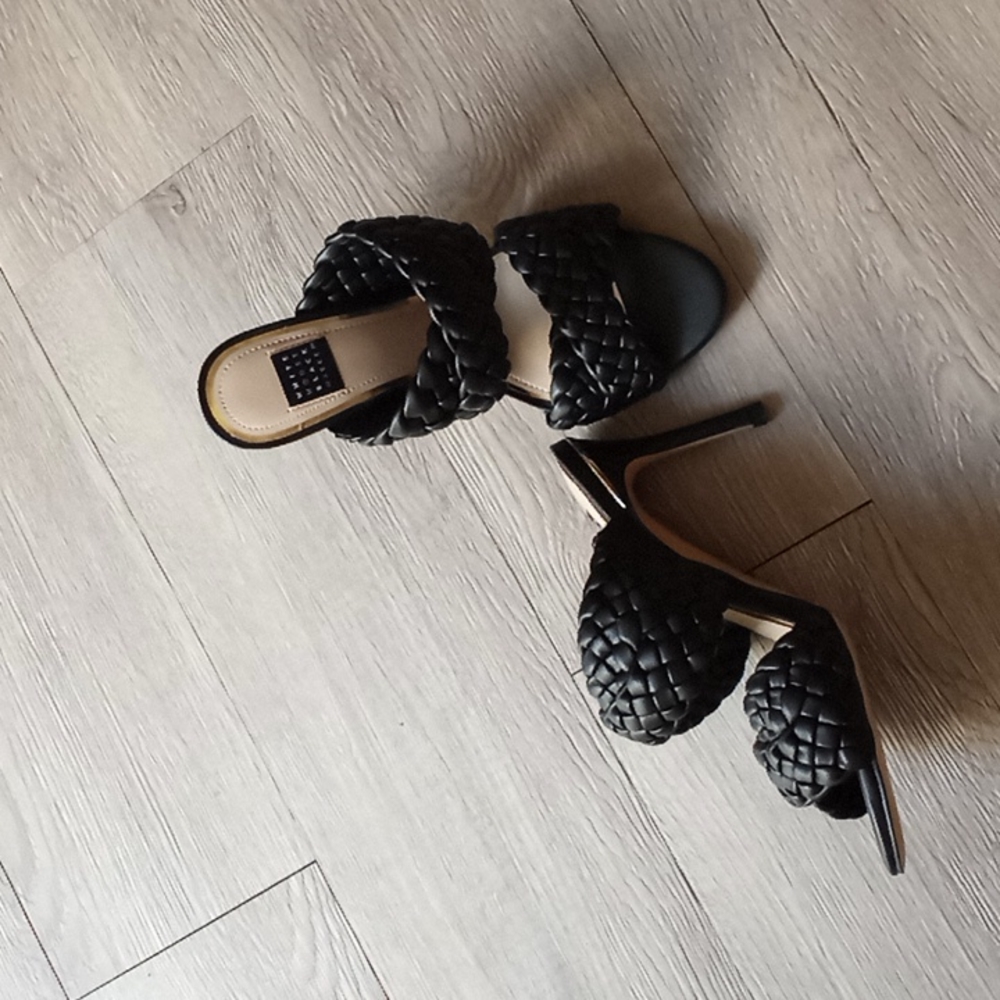 Black woven slide size 6